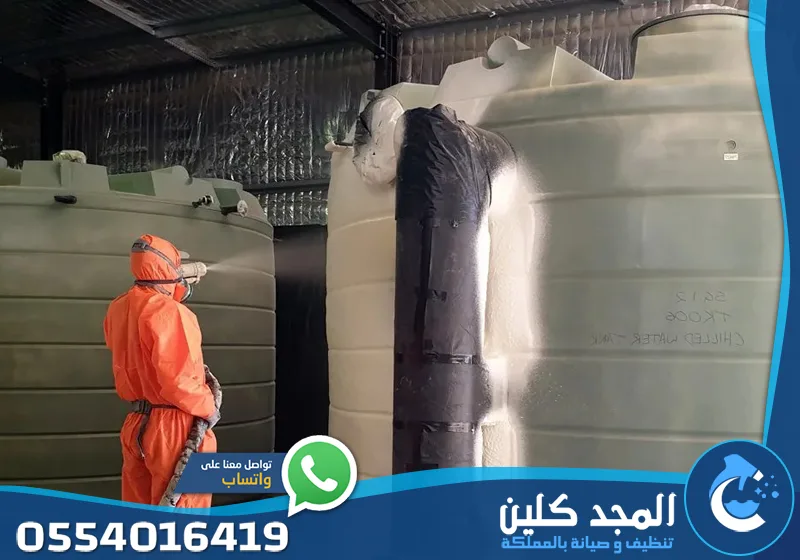 عزل الخزان الارضي بالرياض 0554016419 المجد كلين للصيانة عامل ينفذ عزلًا خارجيًا لخزان مياه بلاستيكي لمنع تسرب المياه وحماية الخزان من العوامل الخارجية.