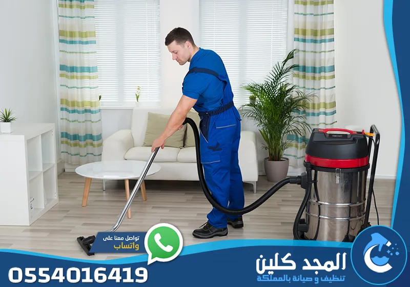 عقد نظافة للمباني بالرياض 0554016419 المجد كلين عامل نظافة يستخدم ماكينة تنظيف أرضيات احترافية أثناء تنظيف أرضيات المنشآت والمكاتب.
