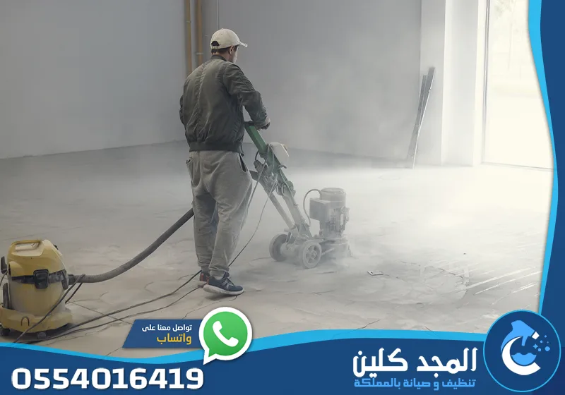 تنظيف المنزل بعد البناء الرياض 0554016419 المجد كلين التركيز على رأس المكنسة الكهربائية أثناء تنظيف أرضية خشبية (باركيه) من الأتربة