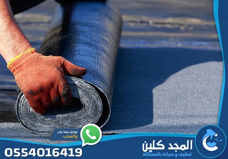 عزل فوم بملهم 0554016419 شركة المجد كلين يد فني شركة عزل اسطح بملهم تقوم بضبط رول العزل المائي أثناء التركيب لضمان التماسك.