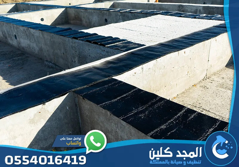 شركة عزل فوم ملهم 0554016419 شركة المجد كلين موقع عمل يظهر أدوات العزل، اسطوانات الغاز، ولفائف البيتومين الجاهزة للتركيب.